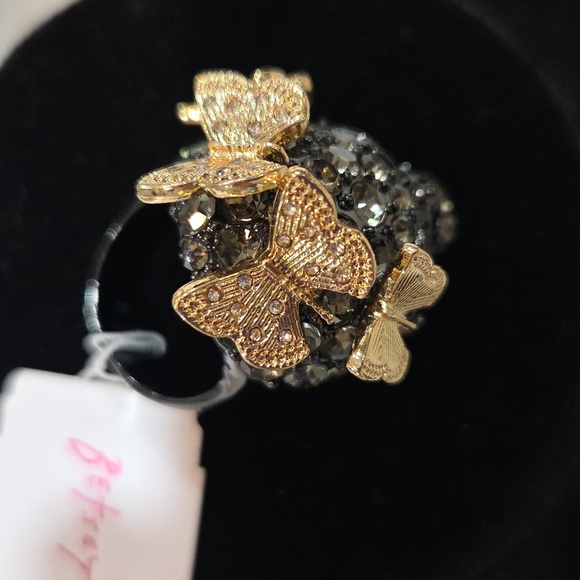 🦋🔹️Betsey Johnson🔹️ Black and Gold Butterfly Skull Cocktail Ring Size 7.5 - Picture 5 of 5